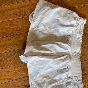 lululemon size 6 2.5 inch low rise hotty hot shorts color white